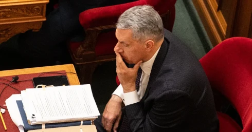 Lázár János újra a parlament leghátsó sorába fog ülni