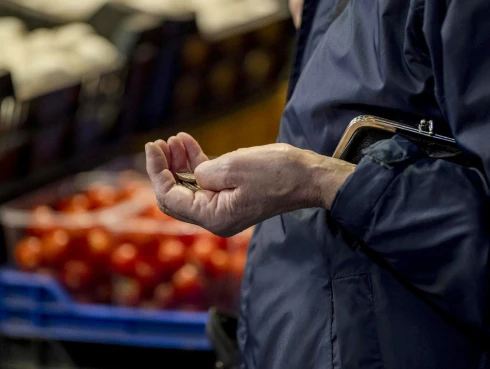 Lehangoló adatok érkeztek a 60 év feletti magyarok pénzügyeiről
