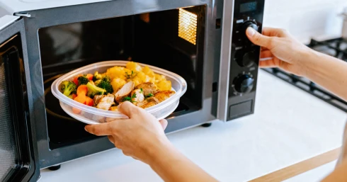 Soha ne melegítse meg ezt a három dolgot a mikrohullámú sütőben - Ez egyenes út a mérgezéshez