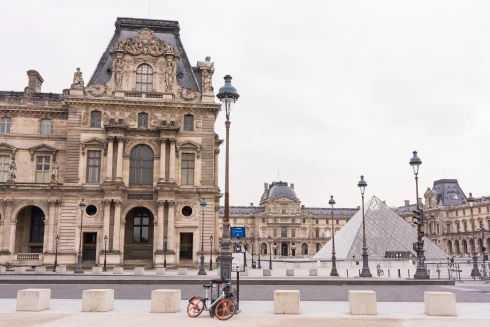 Több mint 10 000 méh egy kerékpár nyerge alatt Párizs közepén
