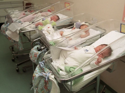 Tovább zuhan a születésszám