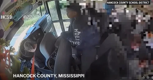 Videón, ahogy rosszul lett az iskolabusz sofőrje és a gyerekek állították meg az autópályán száguldó buszt Mississippiben