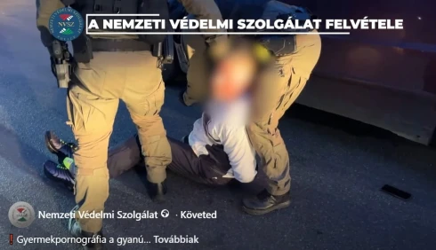 Videón az elfogás: gyermekotthonnál szólította le a lányokat, az átalakított autójában szexuálisan bántalmazta őket egy nyíregyházi férfi