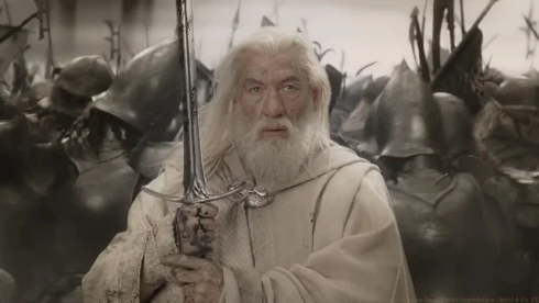 Ian McKellen szerint Alec Guinness azt tanácsolta neki, hogy maradjon csendben a melegjogokat illetően, mert egy színésznek nem ildomos ilyen ügyekbe belefolynia