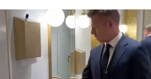 „Matolcsy György Great Gatsbynek érezhette magát” – Magyar Péter megmutatta az MNB aranyozott mosdóját