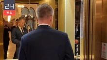 „Mintha New Yorkban lennénk a ′20-as években” – Magyar Péter bemutatta a jegybank aranyozott liftjét és mosdóját