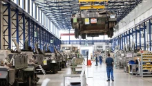 Soha nem látott kereslet hajtja a hadiipari cégeket: Európa fegyverkezik, a vállalatok alig győzik teljesíteni a megrendeléseket