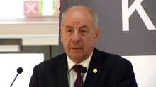 A köztársasági elnök mellett állnak ki civilek vasárnap a Sándor-palotánál
