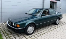 Kézi váltós alig használt régi 7-es BMW hív időutazásra