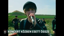 Kiderült, miért esett össze a színpadon az énekesnő