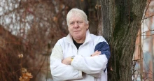 Megdöbbentő fotók: ilyen állapotban van a focilegenda, Kardos József sírja