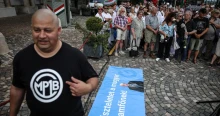 Tiszás szlogenekkel, Tavaszi szelet énekelve álltak ki Sulyok Tamás mellett a Sándor-palotánál