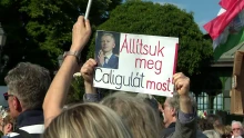 „Veled vagyunk, Elnök úr!” – Hatalmas tömeg gyűlt össze a Sándor-palotánál