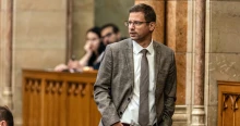 Gulyás Gergely elárulta, miért ment ki a Sulyok Tamás melletti szimpátiatüntetésre, aztán megjelent Németh Balázs is – videó