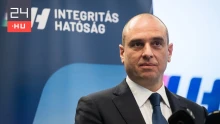 „Kikérem magamnak, hát menjenek a kurva anyjukba” – az Integritás Hatóság elnöke szerint az Orbán-kormány le akarta állítani őket, feleségét és a gyermekét is falhoz állították