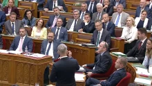 Magyar Péter az Országgyűlésben: Takács Péter arról tesz ki posztot, hogy bőrtangás férfiak miről álmodnak