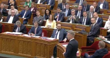 Szívecskét mutatott és puszit dobott Magyar Péternek a „szexi ellenzéki Takács Péter”
