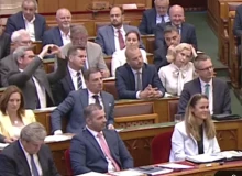 Takács Péter szívecskét mutatott és puszit küldött a parlamentben Magyar Péternek, aki őt a valaha volt leghazugabb egészségügyi államtitkárnak nevezte