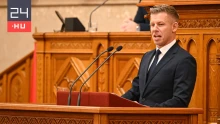 Takács Péter szívecskét mutatott és puszit küldött Magyar Péternek