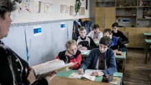 Itt a fordulat a magyar iskolákban: felfüggesztik a pedagógusok vitatott értékelését