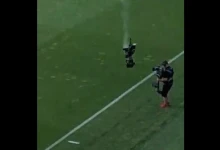 Meccs közben zuhant a debreceni stadion pályájára egy füstölgő kamera