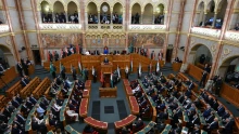 Tisza-kormány: fellélegezhetnek a devizahitelesek, és kiderült, mennyi pénzről mondanak le a képviselők