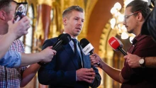 Magyar Péter: Rendkívüli forrás érkezik a kórházi klímaberendezések javítására, a Tisza-kormány döntött a babaváró támogatások és a diákhitelek kamatstopjáról