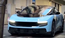 Még szokni kell: először bukkant fel utcán is a Ferrari első villanyautója – videó
