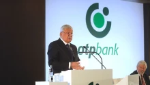 Nyilvánosságra hozta az OTP: óriási jutalmat adott Csányi Sándornak, ez még a bankvezérnek is szép összeg – a többiek se panaszkodhatnak