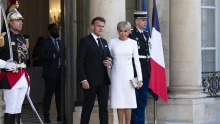 Párizs Putyinnal keménykedik, de Macronnak otthon is csattanhat a pofon a feleségétől + videó