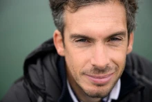 42 évesen meghalt az előző Vendée Globe-ot rekorddal, eltitkolt ráktól szenvedve megnyerő Charlie Dalin vitorlázó