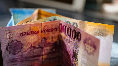 Forint ingadozása az EKB kamatdöntése előtt, Mol-rali élénkíti a pesti tőzsdét