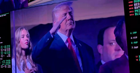 Fél, hogy újra kifütyülik? Fél a kifütyüléstől? – Donald Trump nem megy el az amerikaik nyitómeccsére