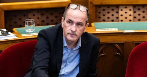 Takács Péter keményen visszautasította Magyar Péter vádjait és reagált a kórházi klímarendszer fejlesztésére