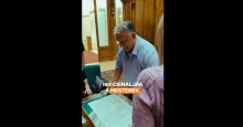 Orbán Viktor személyesen szögelte fel a Nemzeti Hitvallás egy példányát a falra