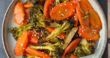Pirított brokkoli roppanós répával: ázsiai ihletésű, egészséges vacsora recept