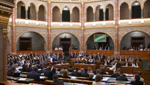 Kormányzati döntések: vagyonadó, babaváró módosítások, uniós források és kórházi klímaberendezések fejlesztése