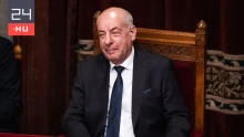 Sulyok Tamás kitüntetett egy idős gyermekvédelmi szakembert