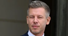 Azt nézd, hogy köszöntik a magas pozíciójú nők Magyar Pétert Brüsszelben. Na, erre biztos nem számítottál
