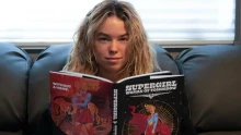 Supergirl mélyen a pohár aljára nézett, és egy dühös, bosszúszomjas kislányban ismert önmagára