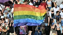 Elfogták a férfit, aki az Erzsébet hídról a Dunába dobálta a Pride-zászlókat