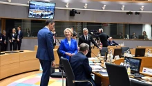 Kártyavárként omlik össze a szemünk előtt Von der Leyen szövetségesének kormánya a korrupciós botrányokban