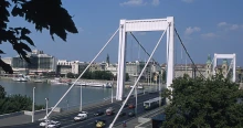 Megvan, ő az! Elfogták az Erzsébet hídról pride-zászlókat a Dunába dobáló férfit