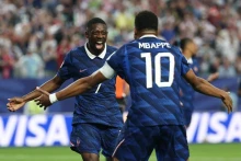 Rendkívüli mérkőzés a vb-n: kétórás kényszerszünet és Mbappé-dupla után győzött Franciaország