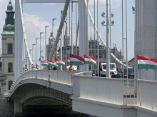 A Mi Hazánk magyar zászlókat tűzött ki az Erzsébet hídra, miután egy férfi a Dunába hajigálta onnan a szivárványos zászlókat