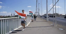 Folytatódik a zászló-ügy: magyar zászlókkal rakták tele a mi hazánkosok az Erzsébet hidat