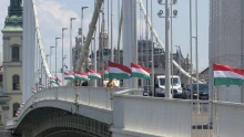 Magyar zászlókat tűzött ki az Erzsébet hídra a Mi Hazánk, miután egy férfi a Dunába dobta a szivárványos lobogókat