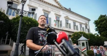 Mészáros Lőrinc inkább a hatvanpusztai zebrákat eteti, mint a Pesti Srácokat