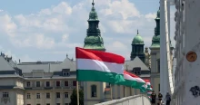 Eljárás indult, miután egy magyar zászlót bedobtak a Dunába az Erzsébet hídról