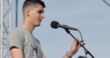 Felakasztott madárral fenyegették meg az MKKP politikusát a Pride-zászlók miatt